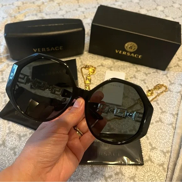 💥VERSACE VE 4395 GEOMETRICAL BLACK SUNGLASSES WITH LOGO CHAIN💥 💯% AUTHENTIC‼️ - Picture 5 of 8